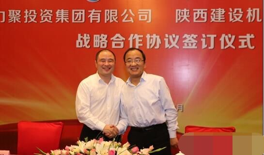 近日，陜建機械與安徽力聚簽訂戰(zhàn)略合作協(xié)議，陜建機械董事長楊宏軍，副總經(jīng)理、營銷總監(jiān)賀衛(wèi)東，安徽力聚投資集團董事長宋執(zhí)壽，黨支部書記陳邦勤以及安徽潤路公司總經(jīng)理杜永龍等單位領(lǐng)導(dǎo)出席了會議