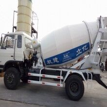 河南攪拌罐車生產(chǎn)廠家，億立實(shí)業(yè)4m3混凝土罐車專賣